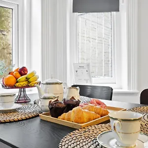 Family Retreat Flat-2 Stylish Central Bournemouth Apartment, Sleeps 6, 7 Minute Walk To Beach Parking Wifi Kitchen And Washer Apartment